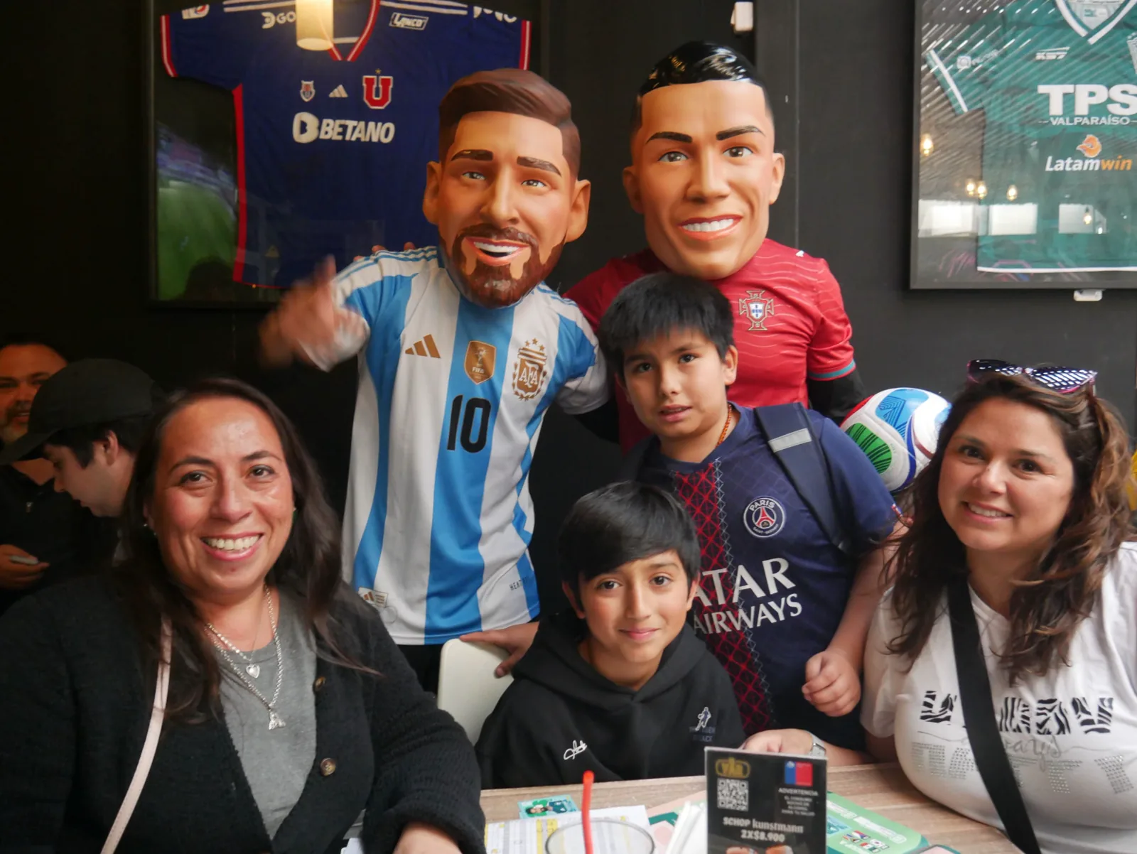 Niños celebrando un cumpleaños futbolero en EL VAR